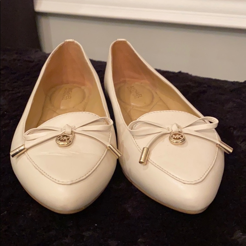 MK pointed Flats